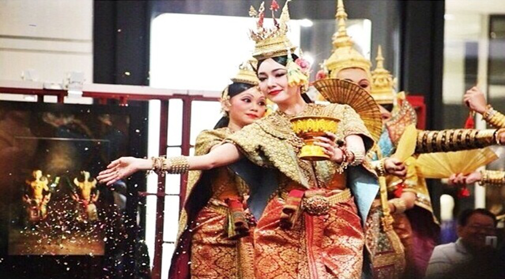 ขอเชิญชม พิธีเปิดวิจิตรตระการตา การรำถวายพระพรของเหล่าเทวดานางฟ้า 110 คู่ ที่มาร่วมเริงระบำถวายพระพร